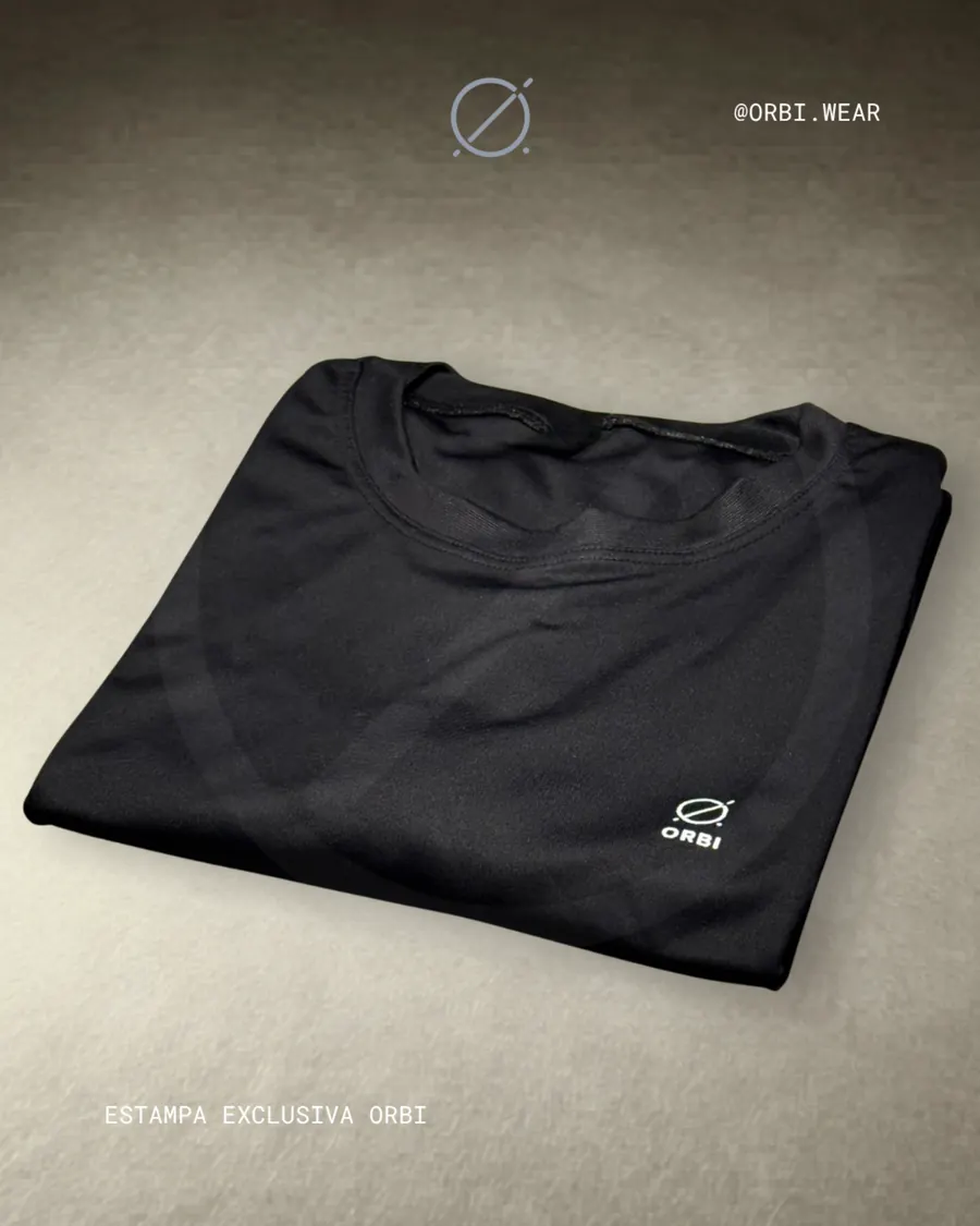 Camiseta preta dobrada com aplicação ORBI no peito - coleção própria ORBI