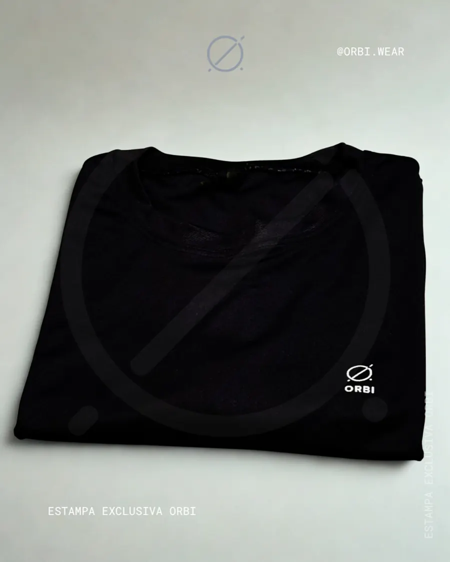 Detalhe de camiseta preta ORBI com símbolo aplicado - coleção própria ORBI