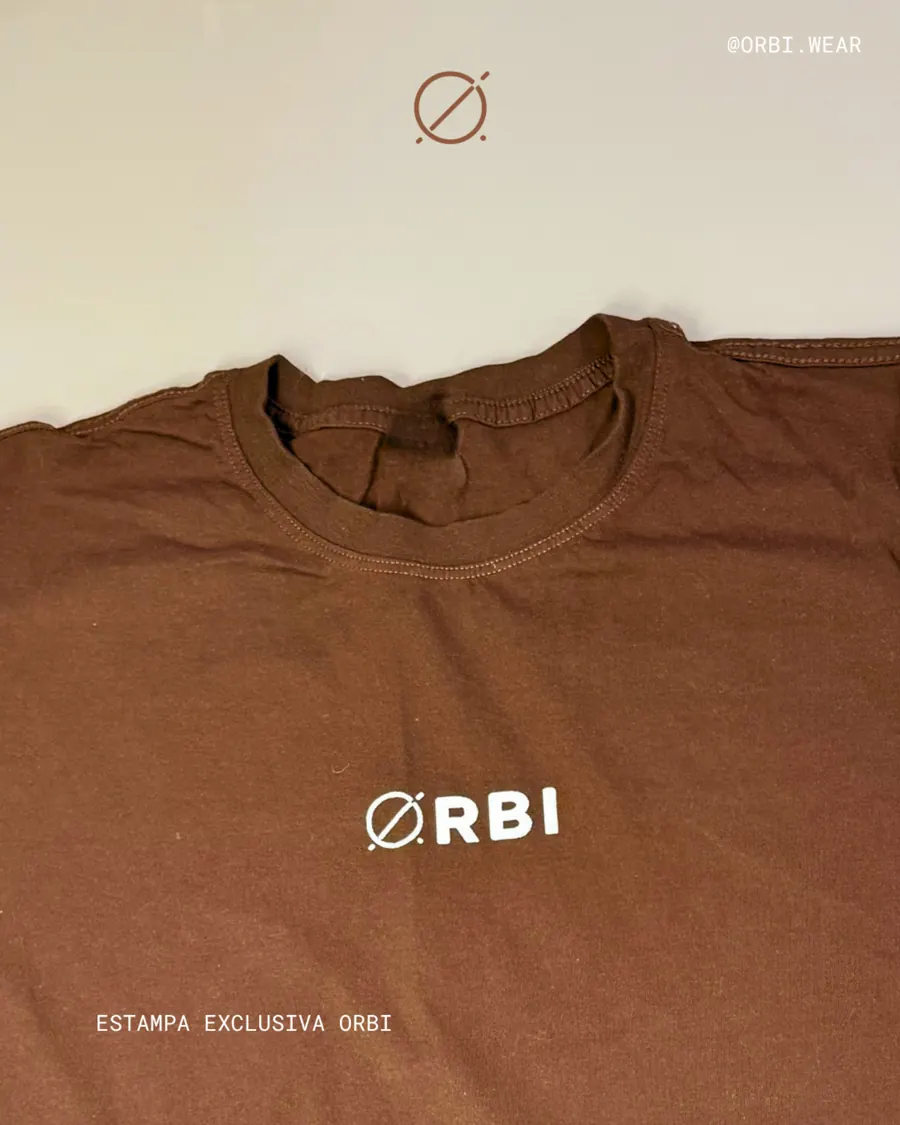Camiseta marrom ORBI com aplicação frontal - coleção própria ORBI