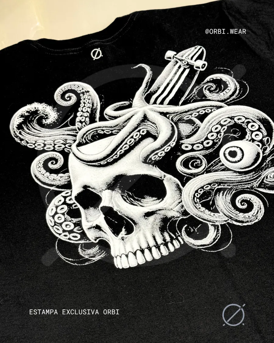 Detalhe de estampa Polveira em camiseta preta - coleção própria ORBI