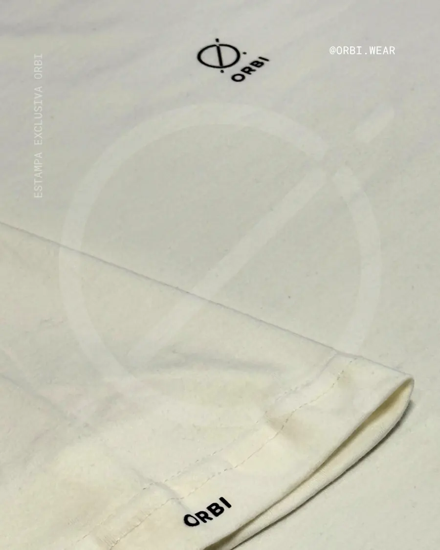 Detalhe de camiseta off white com aplicações ORBI - coleção própria ORBI