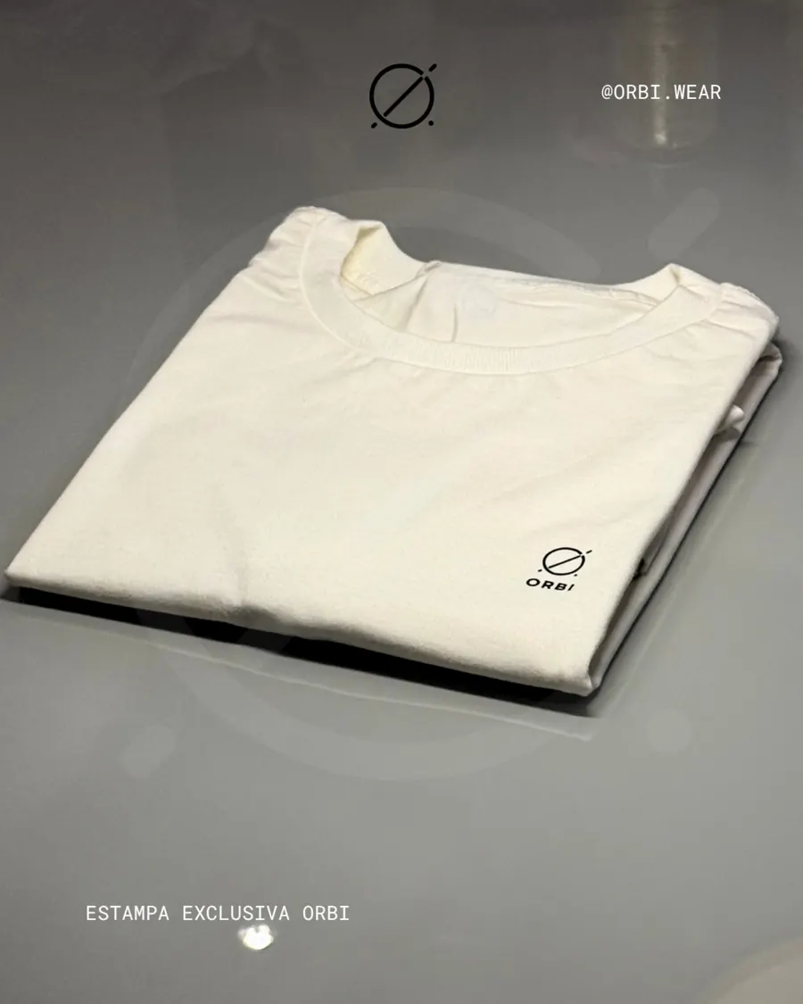 Camiseta off white dobrada com aplicação ORBI - coleção própria ORBI