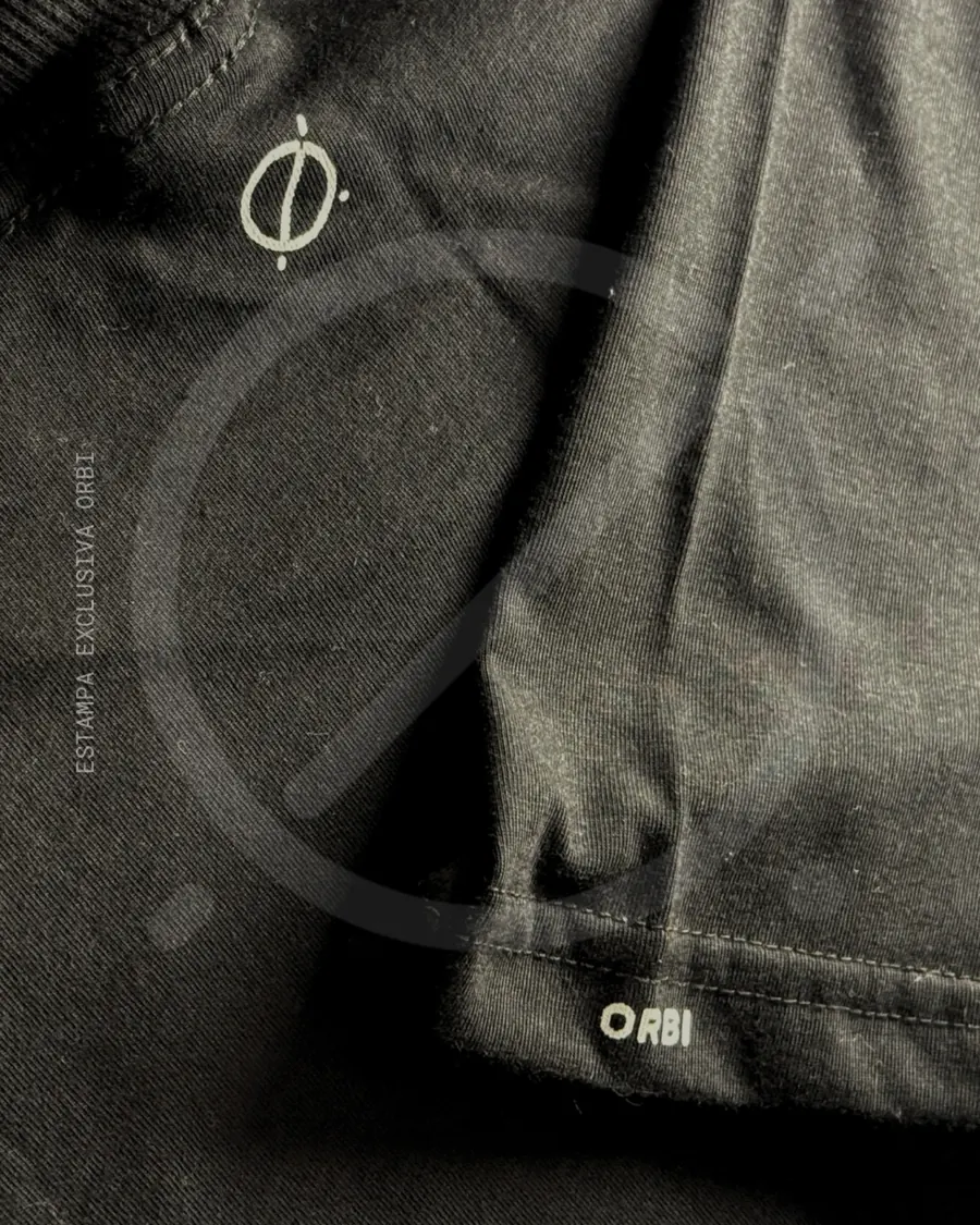 Detalhe de barra e aplicações ORBI em camiseta escura - coleção própria ORBI