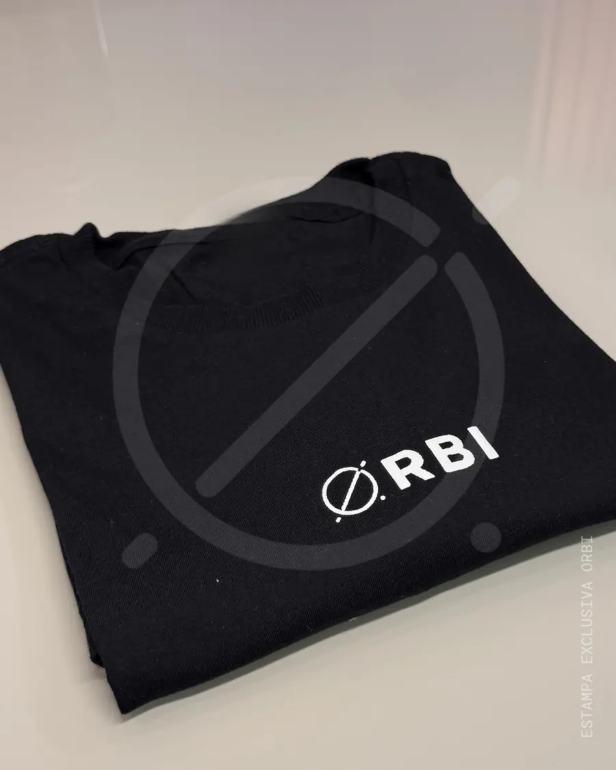 Detalhe lateral de camiseta preta com logo ORBI horizontal - coleção própria ORBI